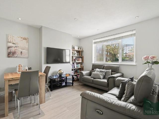 Flat for sale in Potters Bar, Isle Of Man