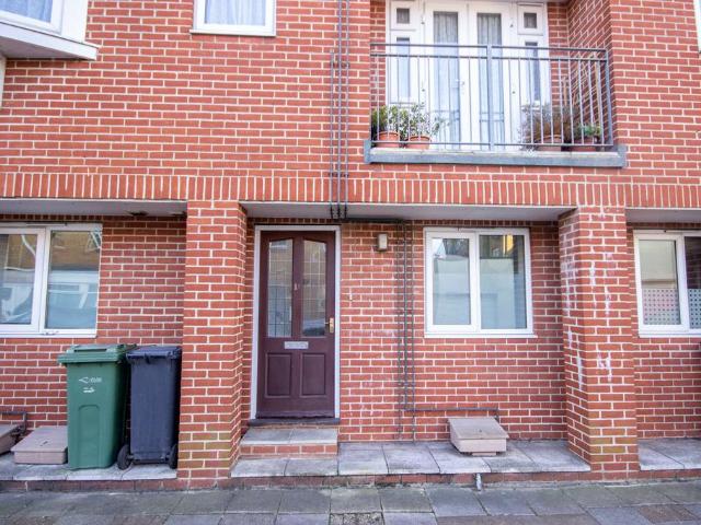 Flat for sale in East Cowes, Isle Of Wight