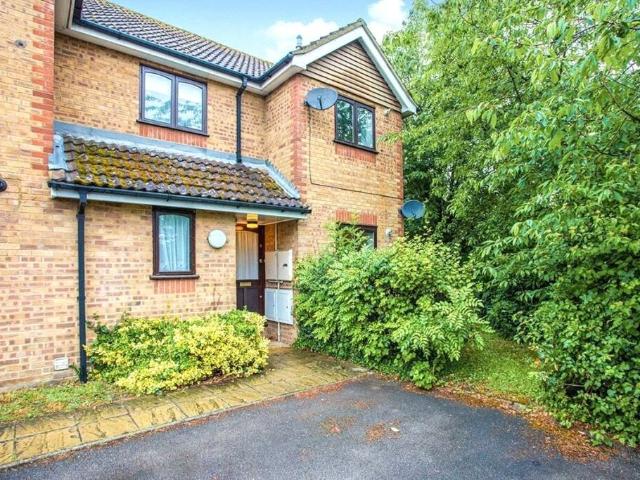 Flat for sale in Batchworth, Hertfordshire