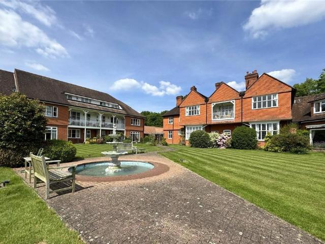 Flat for sale in Stoke D'Abernon, Blackhills