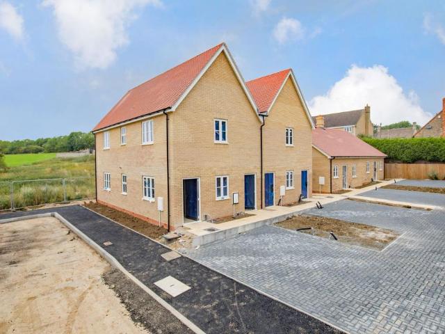 Flat for sale in Priors Hall Park, Weldon