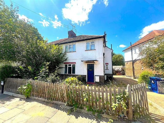 Flat for sale in Hampton Hill, Greater London