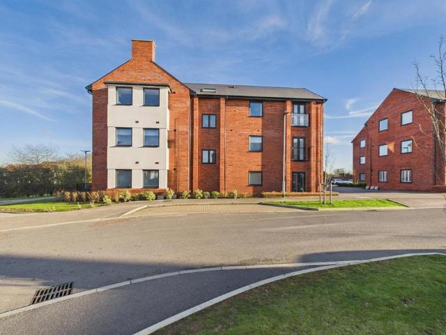Flat for sale in Chipping Hill, Essex