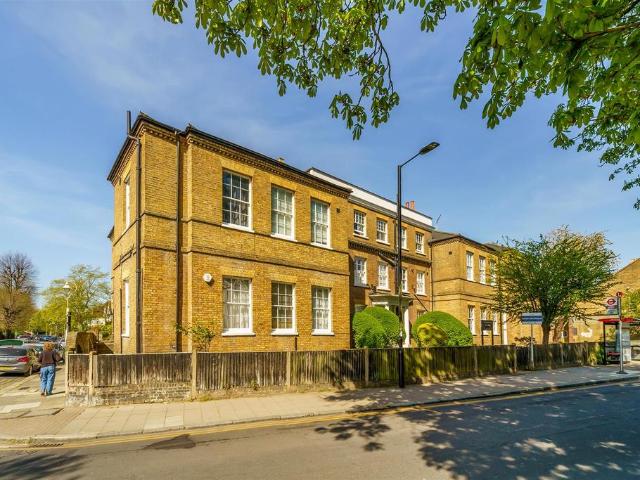 Flat for sale in London Borough of Ealing, Cat Hill