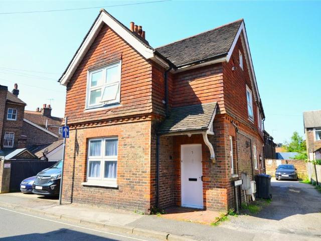 Flat for sale in Perryfields, West Sussex