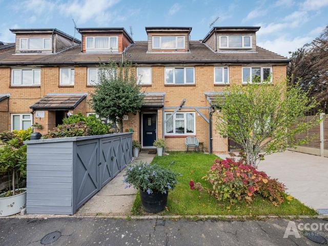 Flat for sale in Harold Wood, Greater London