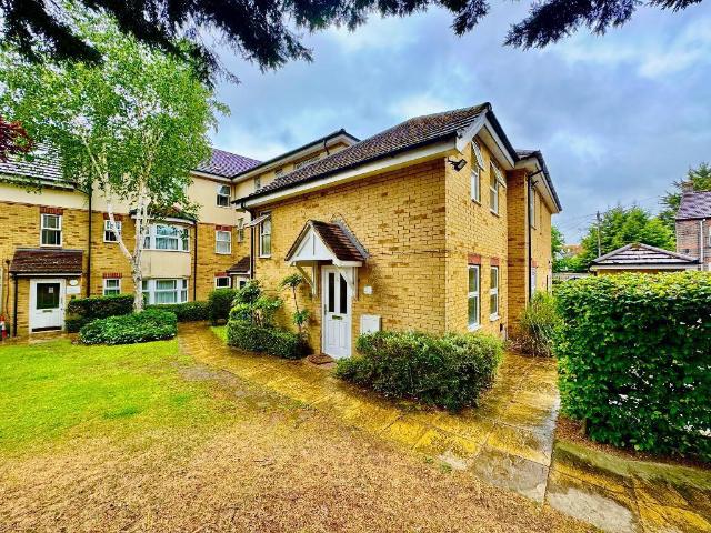 Flat for sale in Spring Park, Luton