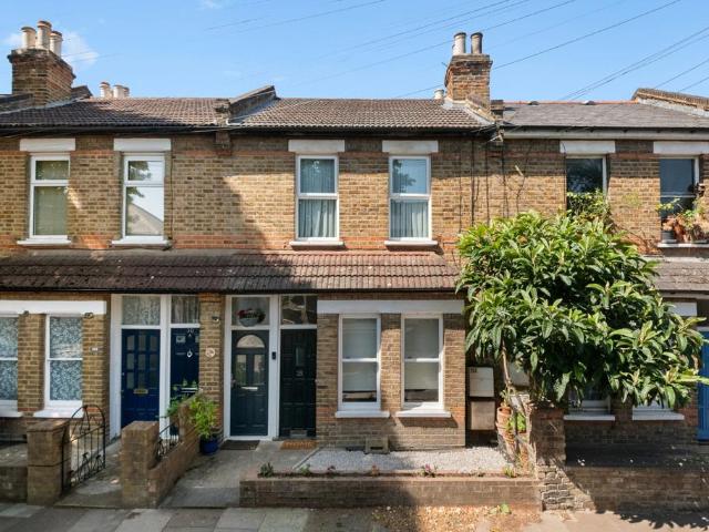 Flat for sale in London Borough of Ealing, Hanwell