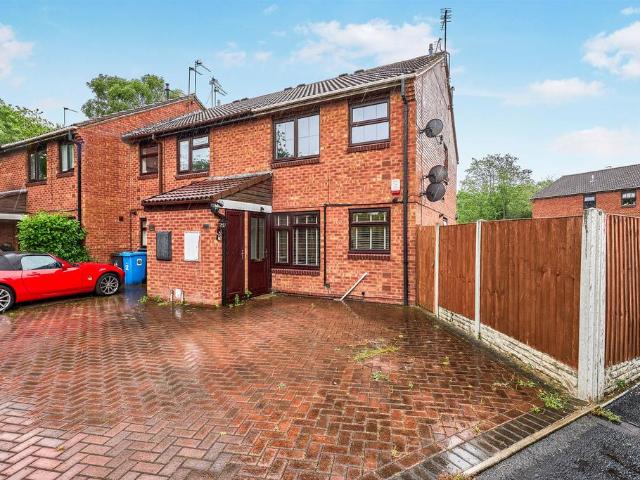 Flat for sale in Perton, Great Chatwell
