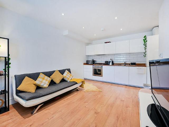 Flat for sale in Tolworth, Greater London