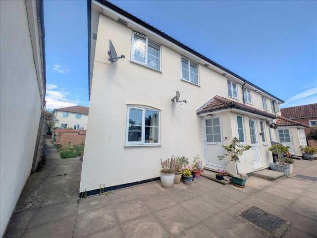 Flat for sale in Brightlingsea, Dale Hill