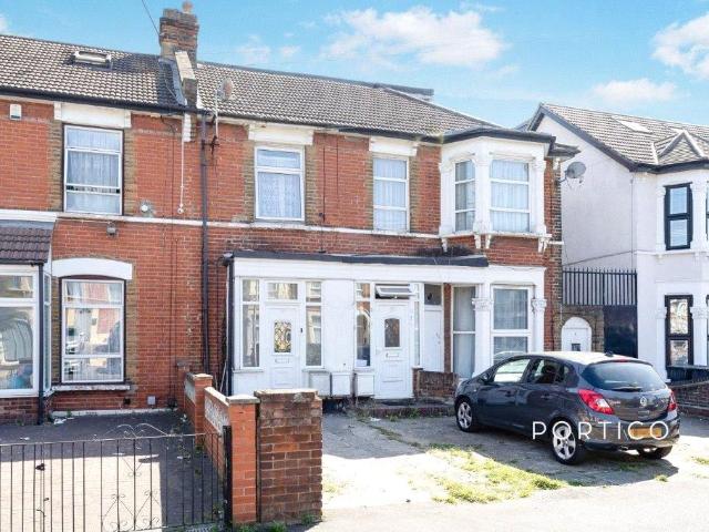 Flat for sale in Loxford, Seven Kings
