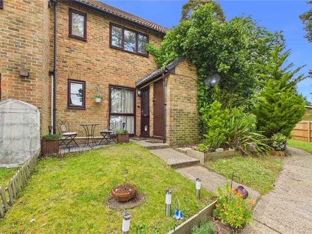 Flat for sale in Heol-las, Surrey