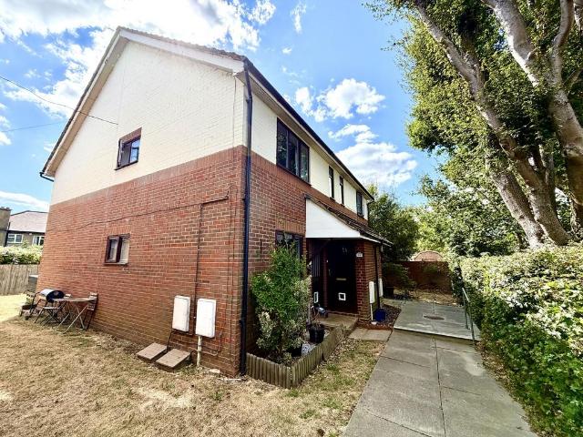 Flat for sale in Chessington, Greater London