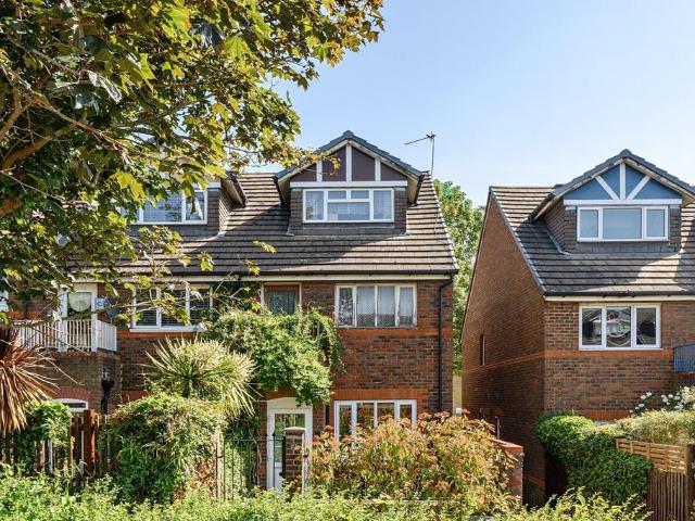 Flat for sale in Crystal Palace, Greater London