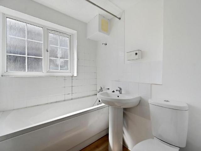 Flat for sale in London Borough of Ealing, Hanwell