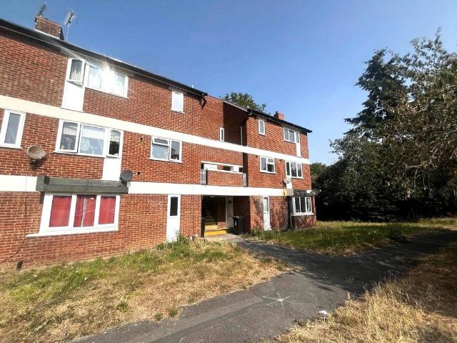 Flat for sale in Emmbrook, Wokingham