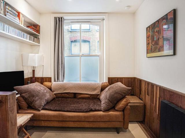 Flat for sale in Saint Giles, Bloomsbury