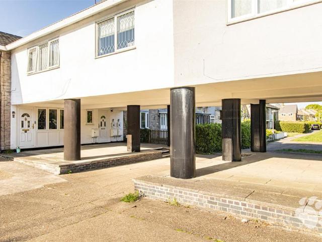 Flat for sale in Lee Chapel, Essex