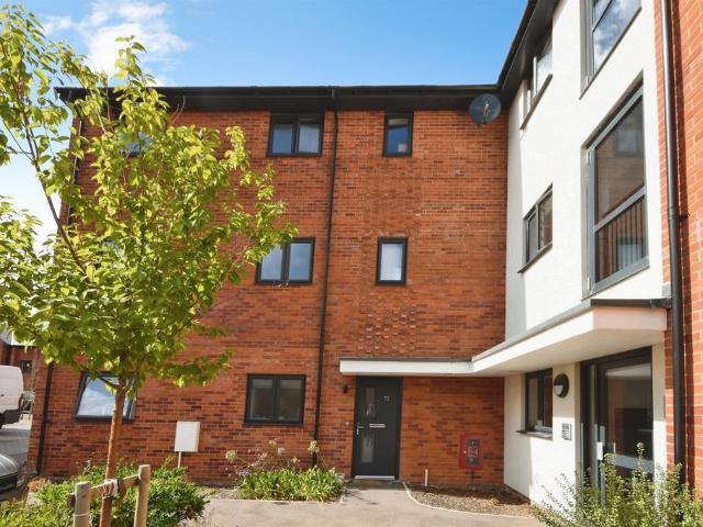 Flat for sale in Chipping Hill, Essex