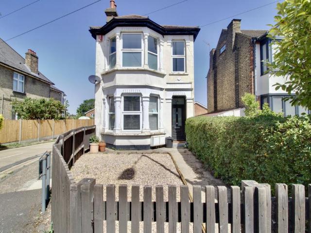 Flat for sale in Gidea Park, Greater London