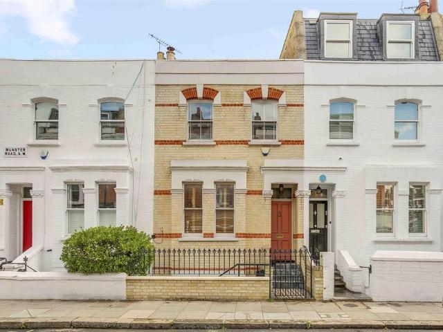 Flat for sale in Fulham, Greater London