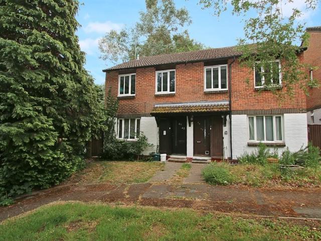 Flat for sale in Woking, Surrey
