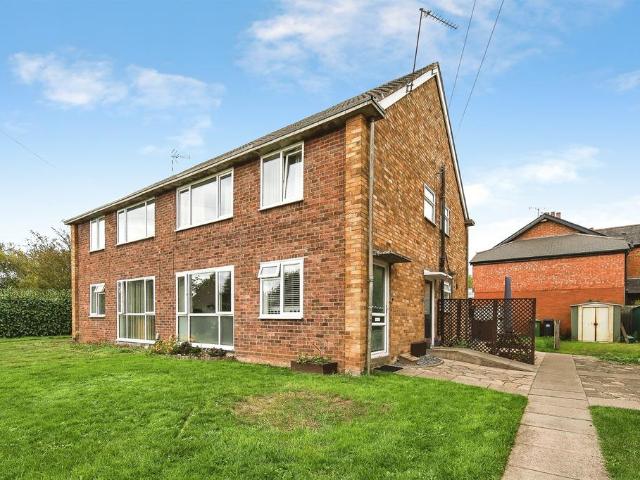 Flat for sale in Castle Green, Warwick