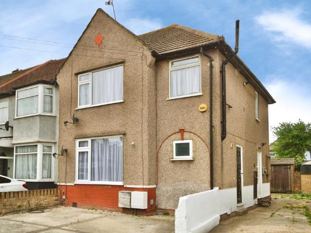 Flat for sale in Dagenham, Greater London