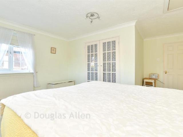 Flat for sale in Elm Park, Greater London