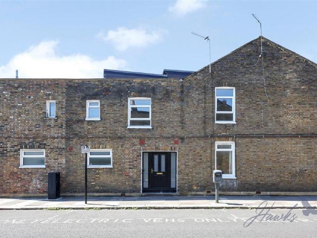 Flat for sale in London Borough of Ealing, Greater London
