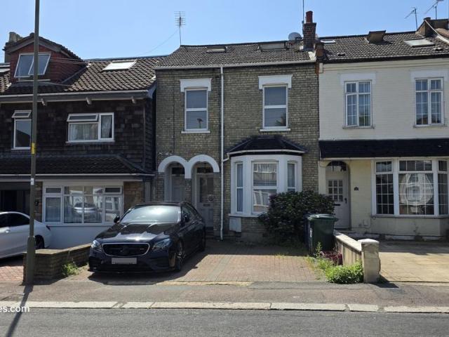 Flat for sale in New Barnet, Greater London