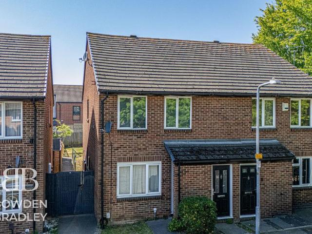 Flat for sale in London Borough of Redbridge, Greater London