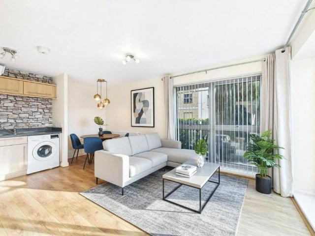 Flat for sale in Farnborough, Rushmoor