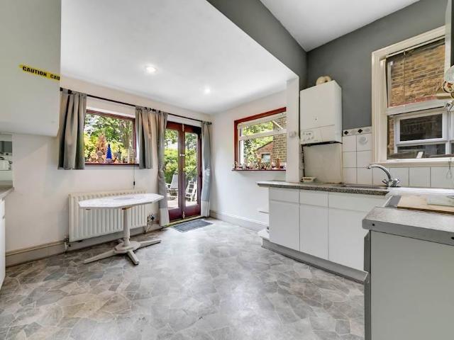 Flat for sale in Penge, Greater London