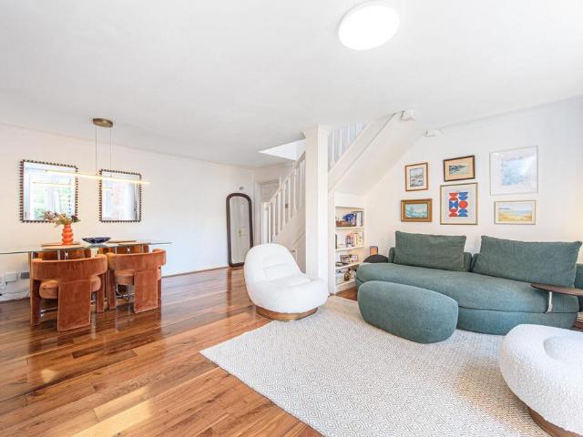 Flat for sale in Brondesbury, Greater London