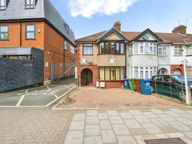 Flat for sale in Wealdstone, Greater London