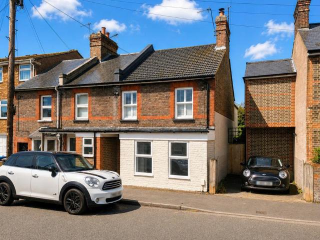 Flat for sale in Pouchen End, Hertfordshire