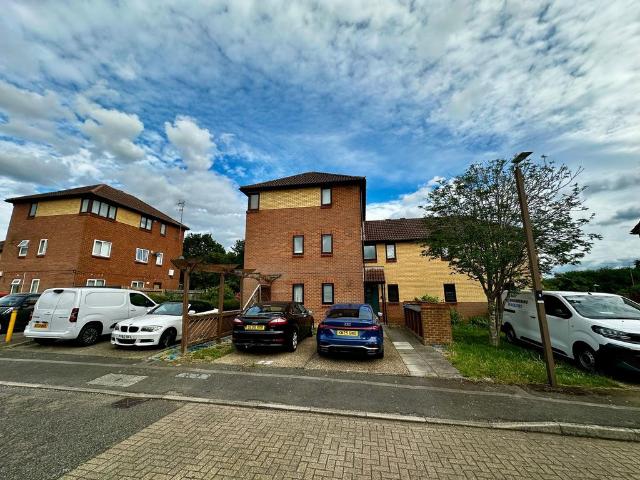 Flat for sale in Monkston Park, Milton Keynes