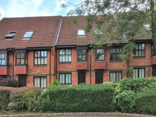 Flat for sale in Horsell, Woking