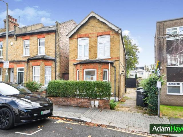 Flat for sale in North Finchley, Greater London