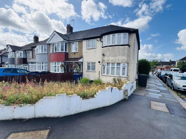 Flat for sale in London Borough of Ealing, Greater London
