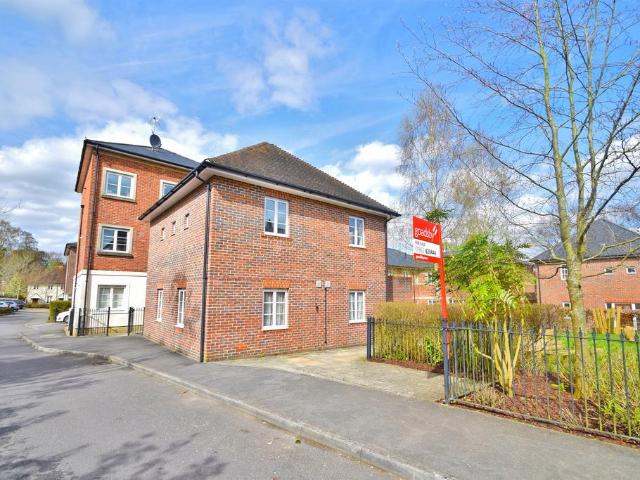 Flat for sale in Sleepers' Hill, Hampshire