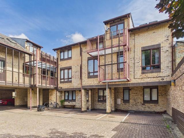 Flat for sale in Arbury, Cambridgeshire