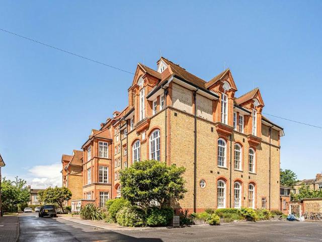 Flat for sale in Shacklewell, Greater London