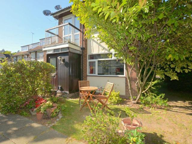 Flat for sale in Hatch End, Greater London
