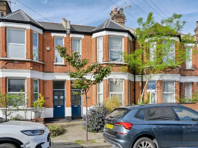 Flat for sale in London Borough of Hounslow, Greater London