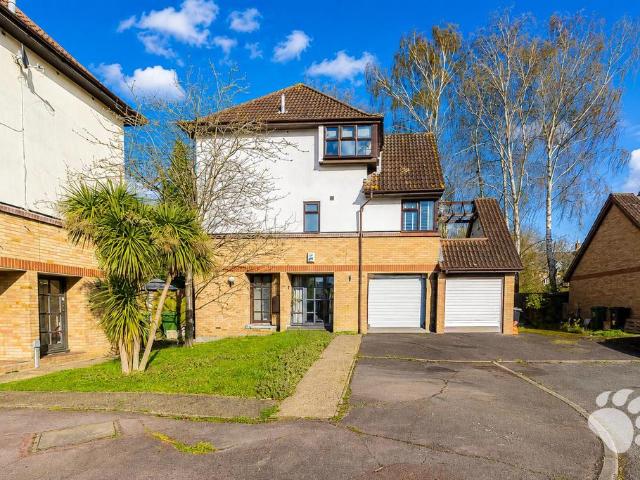 Flat for sale in Langdon Hills, Basildon