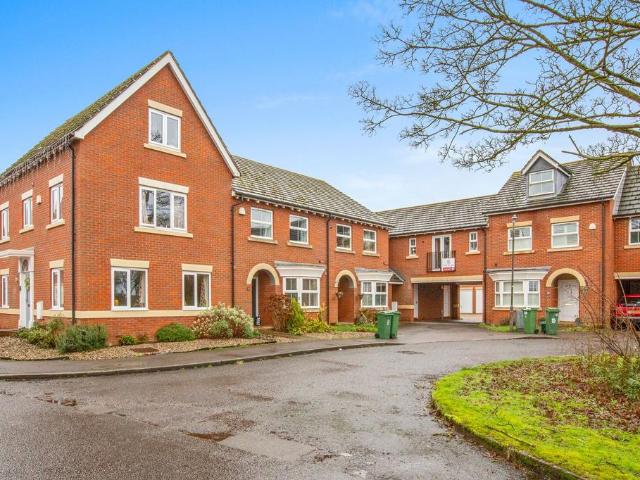 Flat for sale in Weston Turville, Buckinghamshire