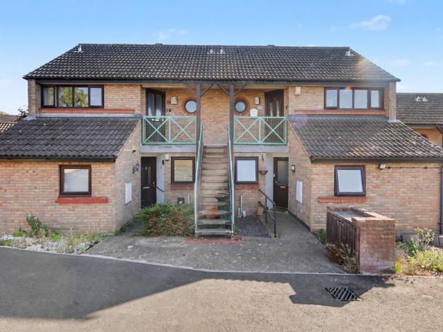 Flat for sale in Laindon, Essex